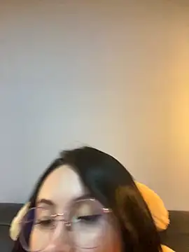 Snapshot of ValentinaOrtiz3 chatting on 11/18/25, 02:17 ValentinaOrtiz3 online show from 11/18/25, 02:17