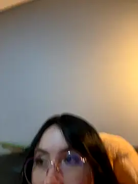 Snapshot of ValentinaOrtiz3 chatting on 11/23/25, 03:28 ValentinaOrtiz3 online show from 11/23/25, 03:28