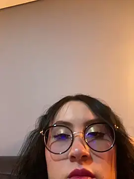 Snapshot of ValentinaOrtiz3 chatting on 12/18/25, 02:50 ValentinaOrtiz3 online show from 12/18/25, 02:50