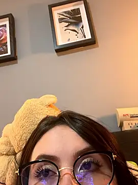 Snapshot of ValentinaOrtiz3 chatting on 05/27/26, 10:40 ValentinaOrtiz3 online show from 05/27/26, 10:40