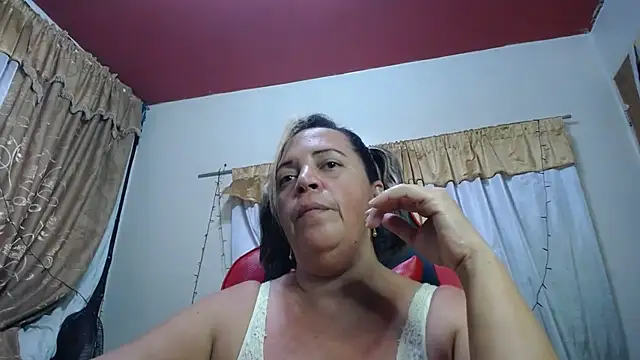 Snapshot of alina_maturehot chatting on 10/04/25, 11:03 alina maturehot online show from 10/04/25, 11:03