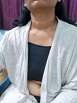 Snapshot of Jassi_Does chatting on 02/27/25, 02:21 Jassi Does online show from 02/27/25, 02:21