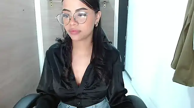 Snapshot of Sussan_love01 chatting on 02/18/25, 02:16 Sussan love01 online show from 02/18/25, 02:16