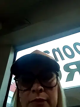 Snapshot of CandieGilson__ chatting on 12/19/25, 11:17 CandieGilson online show from 12/19/25, 11:17