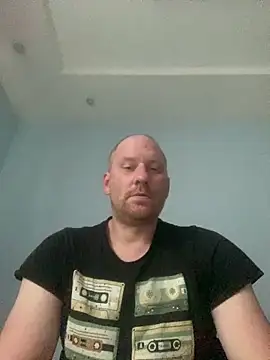 Snapshot of Krzysiekg123 chatting on 12/21/25, 01:40 Krzysiekg123 online show from 12/21/25, 01:40