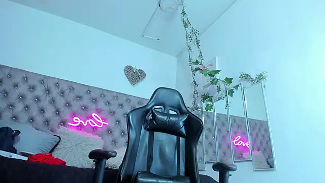 Naomii Viper online show from 10/15/25, 11:10