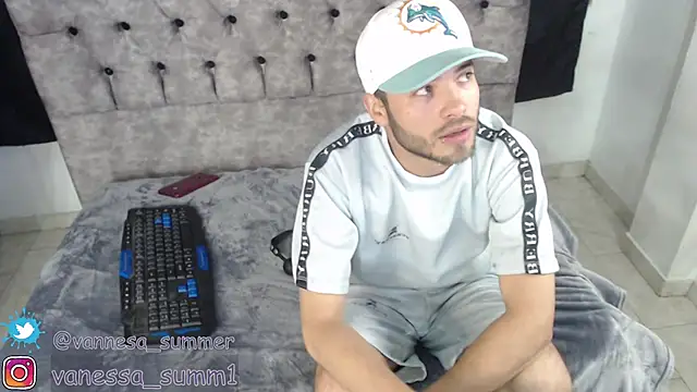 Snapshot of aczino_vel chatting on 02/12/25, 01:41 aczino vel online show from 02/12/25, 01:41