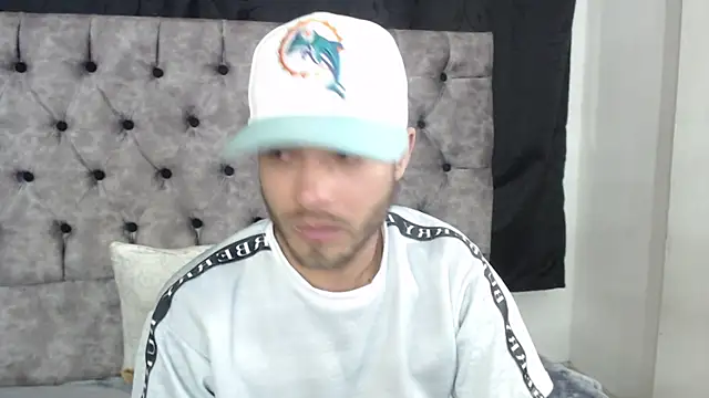 Snapshot of aczino_vel chatting on 02/12/25, 04:44 aczino vel online show from 02/12/25, 04:44