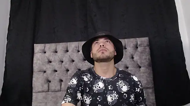 Snapshot of aczino_vel chatting on 02/14/25, 11:20 aczino vel online show from 02/14/25, 11:20