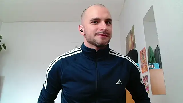 Snapshot of OskarBreno chatting on 05/18/26, 02:12 OskarBreno online show from 05/18/26, 02:12