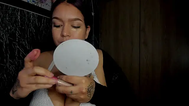 Snapshot of Bellota_Girl chatting on 10/18/25, 12:02 Bellota Girl online show from 10/18/25, 12:02