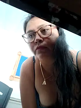 Snapshot of promiscuous-indecent-momm chatting on 03/03/25, 04:03 promiscuous-indecent-momm online show from 03/03/25, 04:03