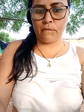 Snapshot of promiscuous-indecent-momm chatting on 03/05/25, 09:37 promiscuous-indecent-momm online show from 03/05/25, 09:37