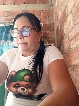 Snapshot of promiscuous-indecent-momm chatting on 12/13/25, 07:53 promiscuous-indecent-momm online show from 12/13/25, 07:53