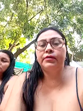 Snapshot of promiscuous-indecent-momm chatting on 12/16/25, 09:09 promiscuous-indecent-momm online show from 12/16/25, 09:09