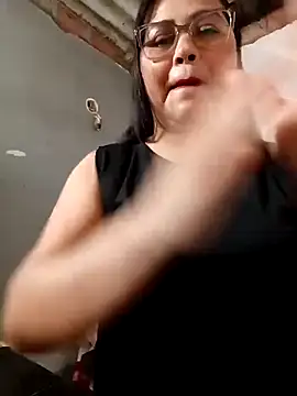 Snapshot of promiscuous-indecent-momm chatting on 02/08/26, 02:20 promiscuous-indecent-momm online show from 02/08/26, 02:20