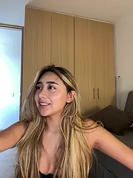 Hornyholly   online show from 04/26/26, 07:00