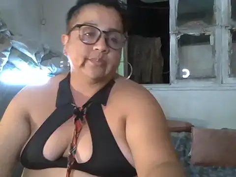 Snapshot of erinadarling79 chatting on 02/15/25, 01:21 erinadarling79 online show from 02/15/25, 01:21