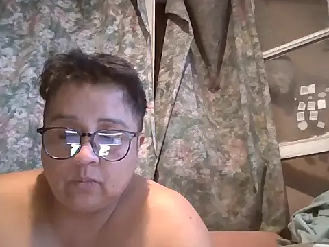 Snapshot of erinadarling79 chatting on 02/16/25, 01:03 erinadarling79 online show from 02/16/25, 01:03