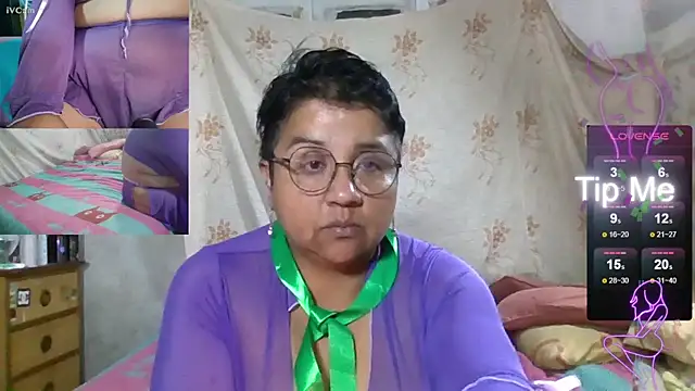 Snapshot of erinadarling79 chatting on 10/11/25, 02:33 erinadarling79 online show from 10/11/25, 02:33