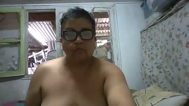 Snapshot of erinadarling79 chatting on 11/06/25, 06:31 erinadarling79 online show from 11/06/25, 06:31