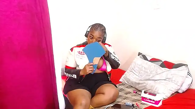 CurvyCutiexx94 online show from 10/24/25, 09:28