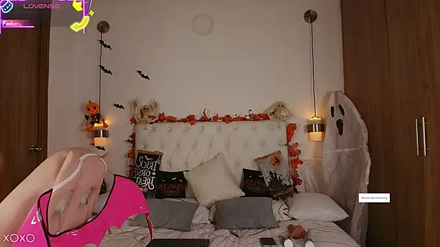 Snapshot of Julieta_priv chatting on 10/22/25, 02:17 Julieta priv online show from 10/22/25, 02:17