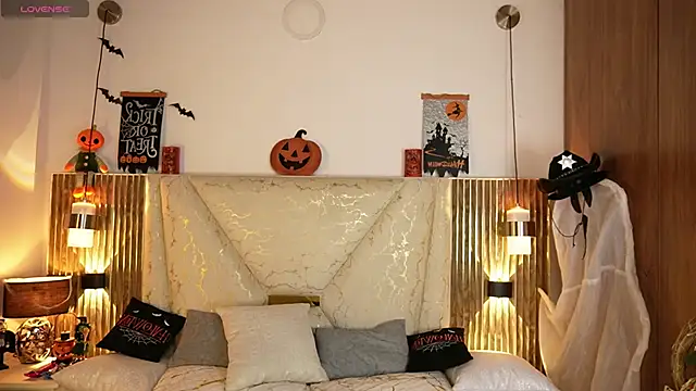 Snapshot of Julieta_priv chatting on 10/30/25, 02:18 Julieta priv online show from 10/30/25, 02:18