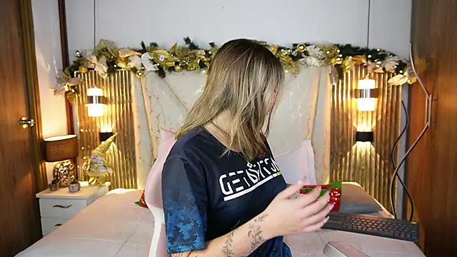 Snapshot of Julieta_priv chatting on 12/22/25, 02:58 Julieta priv online show from 12/22/25, 02:58