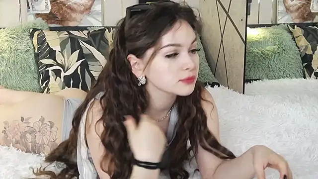 Snapshot of -Amora chatting on 02/17/25, 05:43 -Amora online show from 02/17/25, 05:43