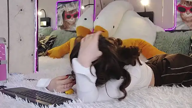 Snapshot of -Amora chatting on 03/10/25, 11:10 -Amora online show from 03/10/25, 11:10