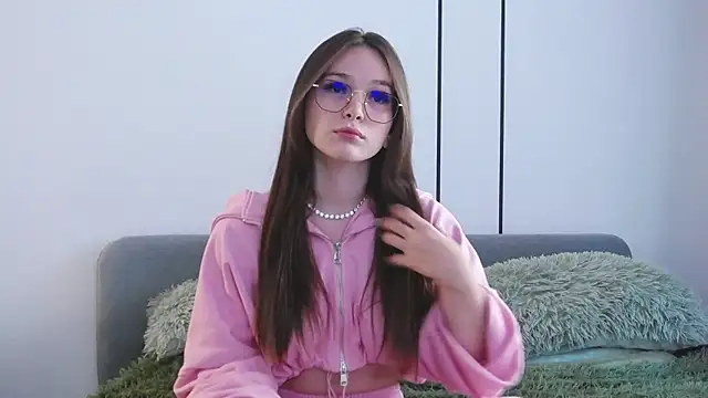 Snapshot of -Amora chatting on 09/12/25, 11:21 -Amora online show from 09/12/25, 11:21