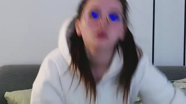 Snapshot of -Amora chatting on 10/23/25, 11:20 -Amora online show from 10/23/25, 11:20