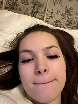 Snapshot of -Amora chatting on 11/03/25, 12:17 -Amora online show from 11/03/25, 12:17