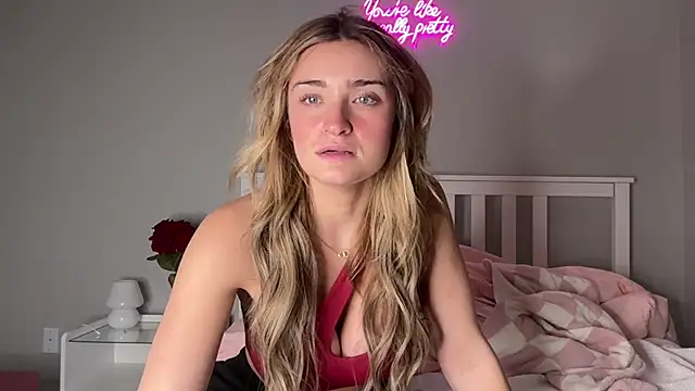 Snapshot of meggsworld chatting on 02/25/25, 11:33 meggsworld online show from 02/25/25, 11:33