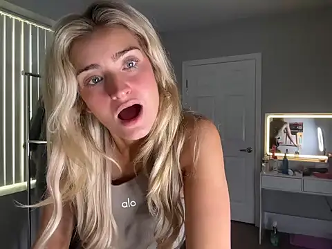 Snapshot of meggsworld chatting on 10/01/25, 11:27 meggsworld online show from 10/01/25, 11:27