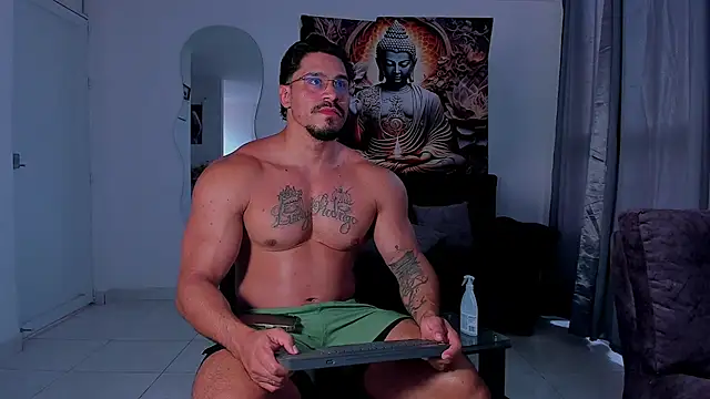 Snapshot of Valentino_Dosantos_ chatting on 10/18/25, 02:18 Valentino Dosantos online show from 10/18/25, 02:18