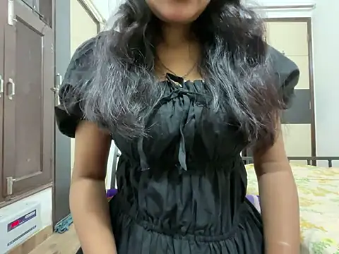 Snapshot of aliya_bhatt chatting on 09/23/25, 04:21 aliya bhatt online show from 09/23/25, 04:21