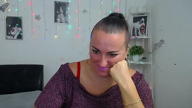 DianaMGG online show from 10/09/25, 05:27