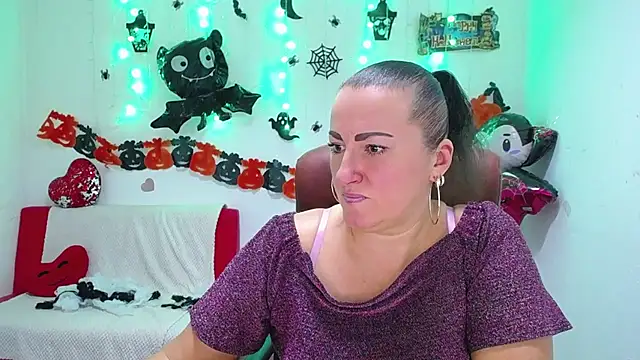 DianaMGG online show from 11/02/25, 06:21