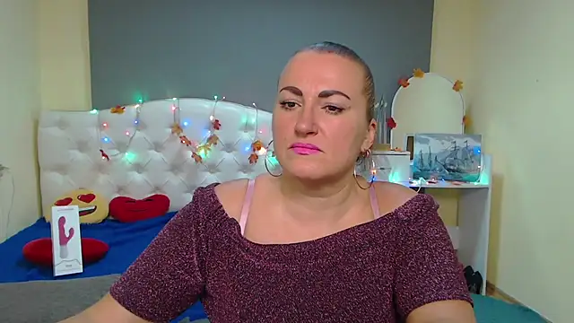 DianaMGG online show from 11/19/25, 06:24