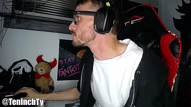 Snapshot of teninchty chatting on 10/24/25, 04:09 teninchty online show from 10/24/25, 04:09