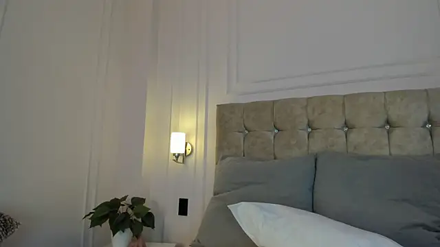 Snapshot of JasmineRoss_1 chatting on 11/04/25, 07:02 JasmineRoss 1 online show from 11/04/25, 07:02