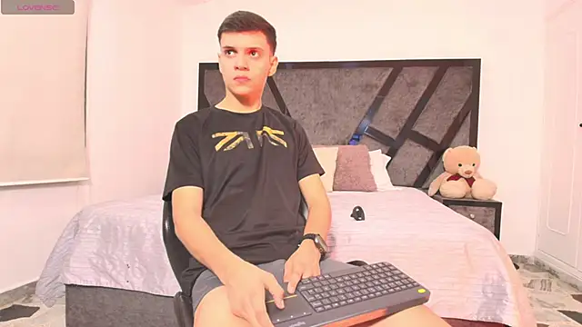 Snapshot of JacobRoberts1 chatting on 03/17/25, 04:29 JacobRoberts1 online show from 03/17/25, 04:29