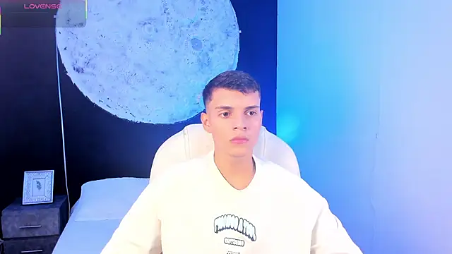 Snapshot of JacobRoberts1 chatting on 09/25/25, 03:27 JacobRoberts1 online show from 09/25/25, 03:27