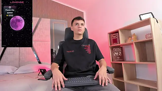 Snapshot of JacobRoberts1 chatting on 12/04/25, 08:17 JacobRoberts1 online show from 12/04/25, 08:17