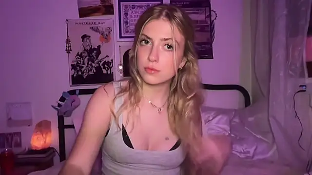 Snapshot of sinfulblonde1 chatting on 03/20/25, 04:40 sinfulblonde1 online show from 03/20/25, 04:40