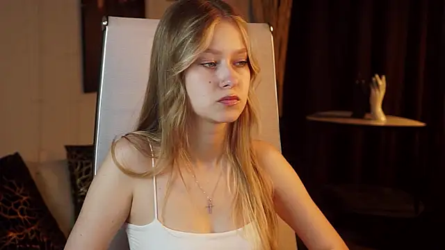 Snapshot of EveMundie chatting on 06/16/26, 12:19 EveMundie online show from 06/16/26, 12:19