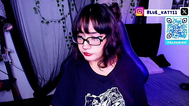 Snapshot of blue_katt chatting on 05/19/26, 02:40 blue katt online show from 05/19/26, 02:40