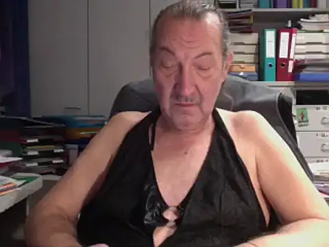 Snapshot of HMStraps01 chatting on 02/12/25, 03:27 HMStraps01 online show from 02/12/25, 03:27